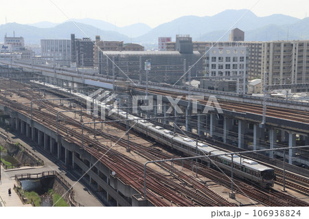 姫路駅付近に到着するJR神戸線225系各停(西明石発姫路行) 姫路駅付近に到着するJR神戸線225系各停(西明石発姫路行) 106938824