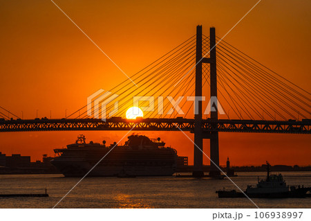 《神奈川県》横浜の夜明け・横浜ベイブリッジと豪華客船 106938997