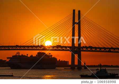 《神奈川県》横浜の夜明け・横浜ベイブリッジと豪華客船 106938998