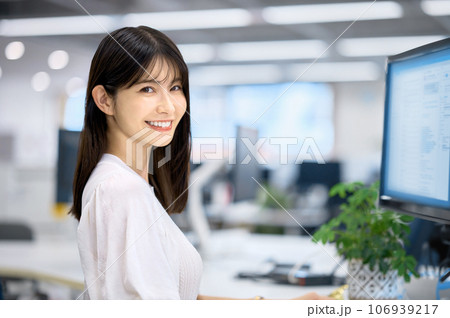 笑顔でパソコンを操作するビジネスウーマン 106939217