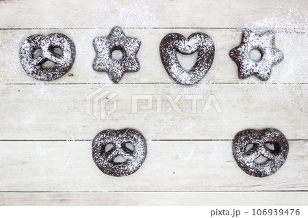 Christmas cookies sprinkled with powdered sugar 106939476