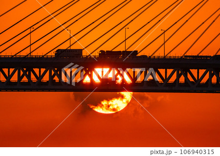 《神奈川県》横浜の夜明け・横浜ベイブリッジと日の出 106940315