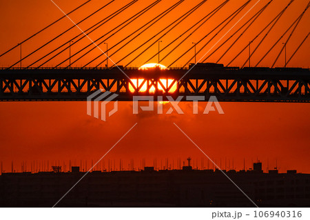 《神奈川県》横浜の夜明け・横浜ベイブリッジと日の出 106940316