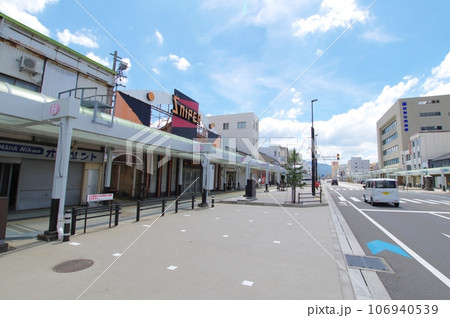 夏の福井県敦賀市　本町一丁目付近の街並み 106940539