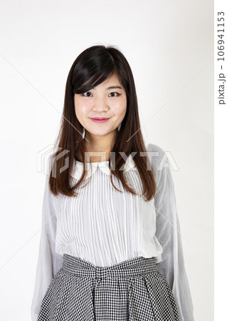 白い背景の前で立つ女性 106941153