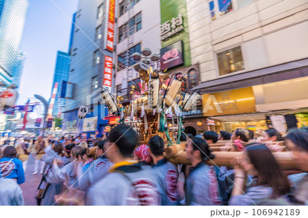 日本の東京都市景観 4年ぶり渋谷「金王八幡宮例大祭」。渋谷センター街に神輿が登場=9月17日 日本の東京都市景観 4年ぶり渋谷「金王八幡宮例大祭」。渋谷センター街に神輿が登場=9月17日 106942189