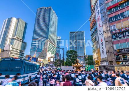 日本の東京都市景観 4年ぶり渋谷「金王八幡宮例大祭」。街に神輿が登場。輝く明日へ…＝9月17日 106942705