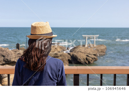 大洗海岸 神磯の鳥居を眺める女性 大洗海岸 神磯の鳥居を眺める女性 106945646
