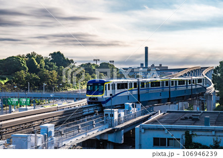 万博記念公園駅へ到着したモノレール 106946239