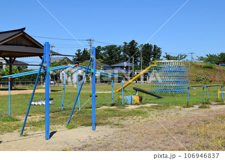小学校の校庭に設置された遊具 106946837