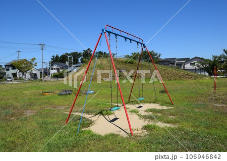 小学校の校庭に設置された遊具 106946842