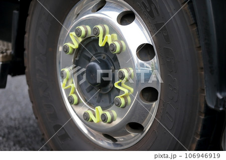 トラックのタイヤ　イメージ 106946919