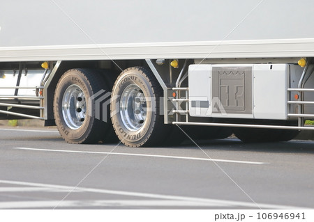 トラックのタイヤ　イメージ 106946941