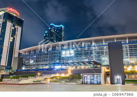 韓国　夜のプサン駅 106947966