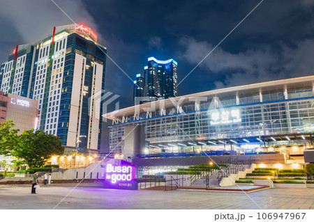 韓国　夜のプサン駅 106947967