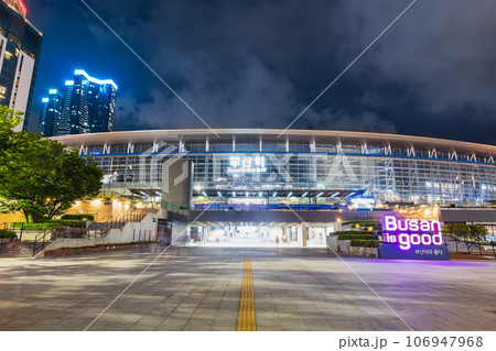 韓国　夜のプサン駅 106947968