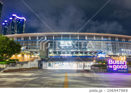 韓国　夜のプサン駅 106947969