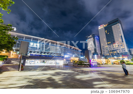韓国　夜のプサン駅 106947970