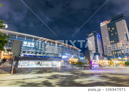 韓国　夜のプサン駅 106947971