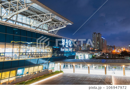 韓国　夜のプサン駅 106947972