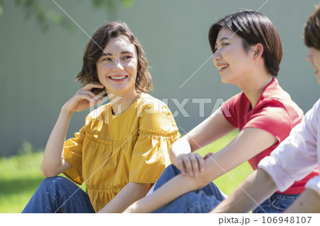 キャンパスライフ・留学・国際交流イメージ　笑顔の学生たち 106948107