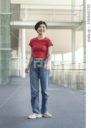 カメラ目線で笑顔の20代の女性　全身　ポートレート 106948150