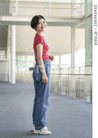 カメラ目線で笑顔の20代の女性　全身　ポートレート 106948488
