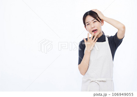 白い背景の前で頭を抱えてビックリしている30代の主婦 106949055