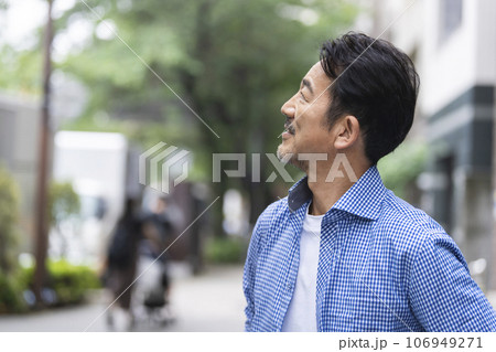 街角に立つ50代の男性　横顔 106949271