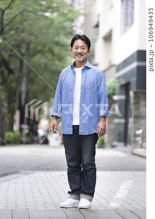 カメラ目線で笑顔の50代の男性　　全身　ポートレート 106949435