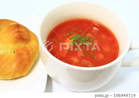 おいしそうなミネストローネとパン おいしそうなミネストローネとパン 106949719