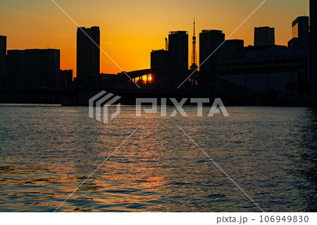 東京都/ 勝鬨橋とビルの隙間の東京タワー越しに見える夕陽(夕景) 東京都/ 勝鬨橋とビルの隙間の東京タワー越しに見える夕陽(夕景) 106949830