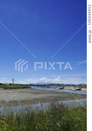 青い空と白い雲、8月みやま市矢部川と飯江川の合流地点 106949952