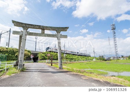 【東海道本線】鳥居とねじりまんぽを通過するひだ25号 【東海道本線】鳥居とねじりまんぽを通過するひだ25号 106951326