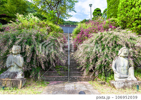 仏像と参道のハギ 106952039