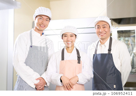 笑顔で視線を向ける調理スタッフ 笑顔で視線を向ける調理スタッフ 106952411