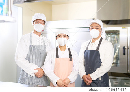 笑顔で視線を向ける調理スタッフ 106952412