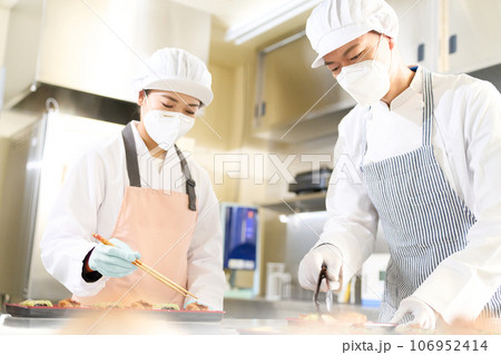惣菜の盛り付けをする調理スタッフ 惣菜の盛り付けをする調理スタッフ 106952414