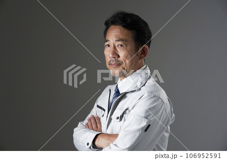 作業員のポートレート 黒背景 作業員のポートレート 黒背景 106952591