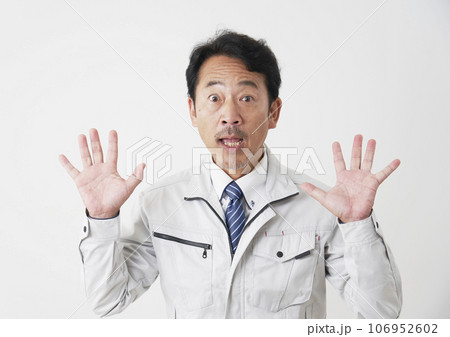 驚く作業員　白背景 106952602