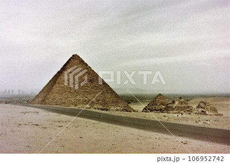 エジプトの謎の多きピラミッド群 106952742