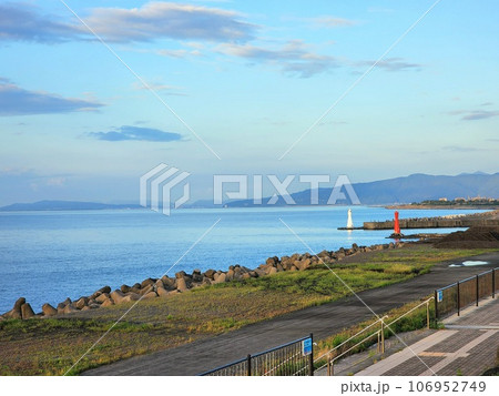 爽やかな朝の海景色 106952749