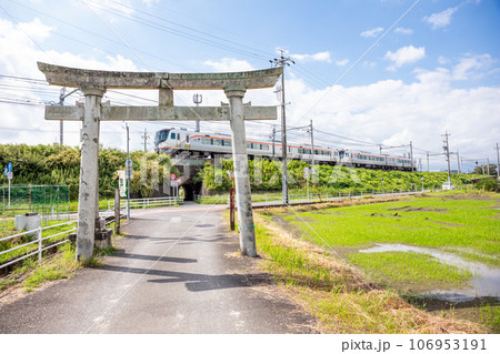 【東海道本線】鳥居とねじりまんぽを通過するHC85系 【東海道本線】鳥居とねじりまんぽを通過するHC85系 106953191
