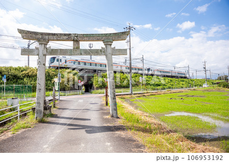 【東海道本線】鳥居とねじりまんぽを通過するHC85系 【東海道本線】鳥居とねじりまんぽを通過するHC85系 106953192