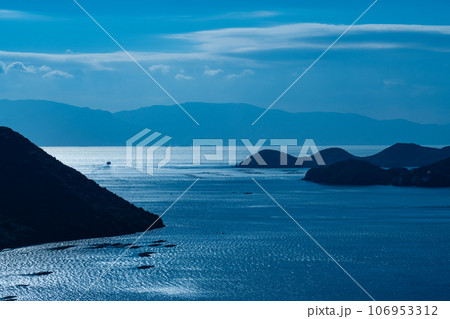 【瀬戸内海国立公園】冬晴れのみなとの見える丘公園から見た瀬戸内海1　岡山県備前市 106953312