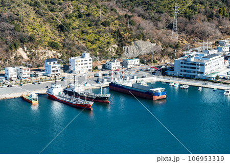 【瀬戸内海国立公園】冬晴れのみなとの見える丘公園から見た日生駅前港3　岡山県備前市 106953319