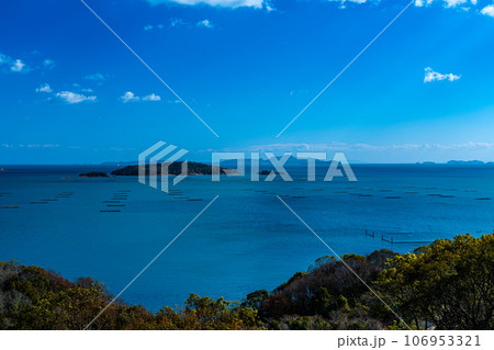 【瀬戸内海国立公園】冬晴れの頭島たぬき山展望台から見た兵庫県方向の瀬戸内海1　岡山県備前市 106953321