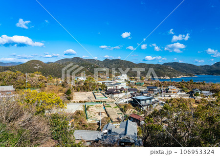 【瀬戸内海国立公園】冬晴れの頭島たぬき山展望台から見た頭島の集落1　岡山県備前市 106953324