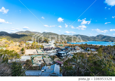 【瀬戸内海国立公園】冬晴れの頭島たぬき山展望台から見た頭島の集落2 岡山県備前市 【瀬戸内海国立公園】冬晴れの頭島たぬき山展望台から見た頭島の集落2 岡山県備前市 106953326