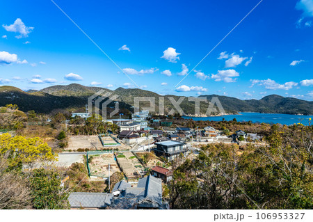 【瀬戸内海国立公園】冬晴れの頭島たぬき山展望台から見た頭島の集落3　岡山県備前市 106953327